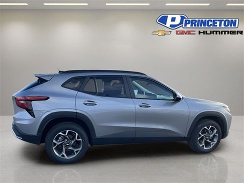 Certified 2025 Chevrolet Trax LT w/ LT Convenience Package image 5