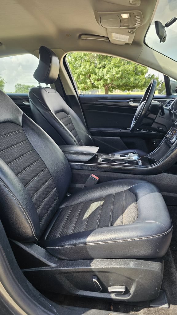 Used 2018 Ford Fusion SE w/ Equipment Group 601A FWD image 9