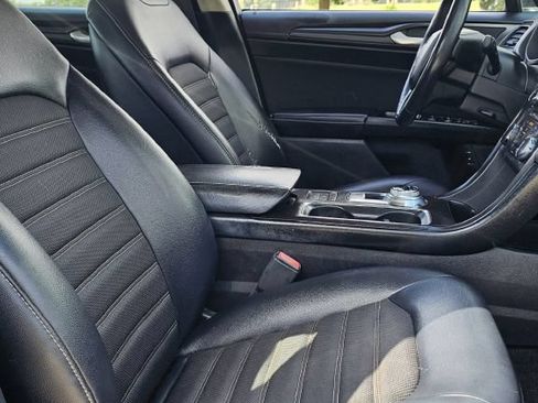 Used 2018 Ford Fusion SE w/ Equipment Group 601A FWD image 9