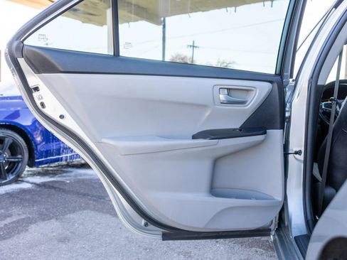 Used 2016 Toyota Camry SE image 11