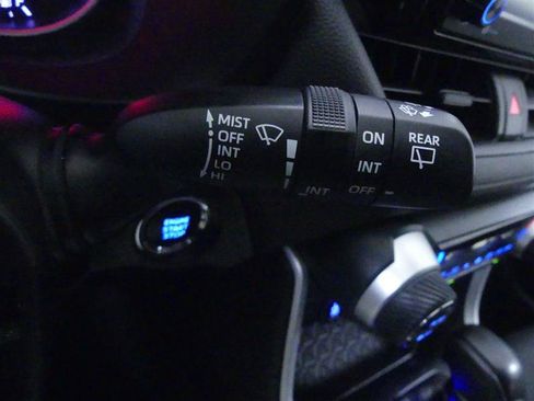 Used 2021 Toyota RAV4 XLE w/ Convenience Package FWD image 20