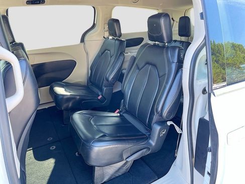 Used 2023 Chrysler Pacifica Touring-L FWD image 28