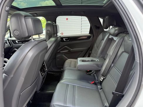 Used 2021 Porsche Cayenne AWD/4WD image 19
