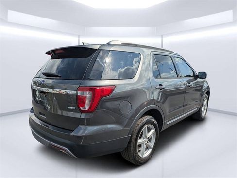 Used 2017 Ford Explorer XLT w/ Equipment Group 202A image 3