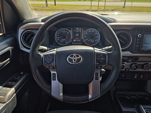 Used 2018 Toyota Tacoma SR5 AWD/4WD image 4