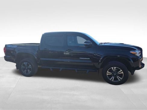 Used 2016 Toyota Tacoma TRD Sport image 9