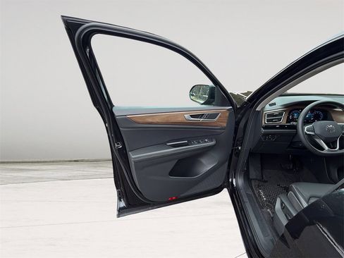 Used 2024 Volkswagen Atlas SE image 13