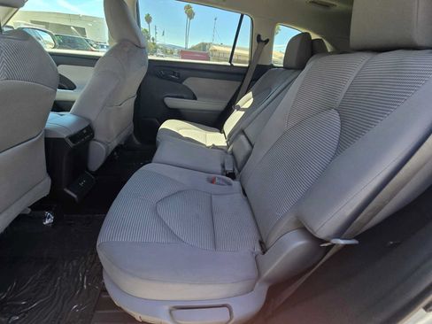 Used 2022 Toyota Highlander LE AWD/4WD image 17