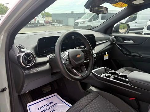 Used 2026 Chevrolet Equinox LT FWD image 3