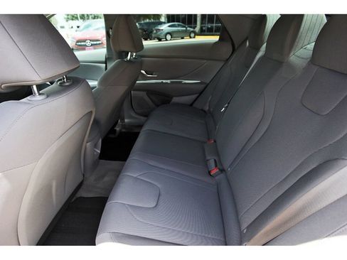 Certified 2025 Hyundai Elantra SE FWD image 10