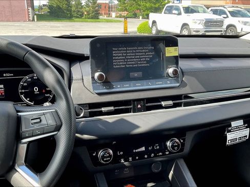 New 2025 Mitsubishi Outlander ES image 7