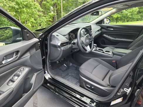 Used 2025 Nissan Altima 2.5 SV FWD image 11