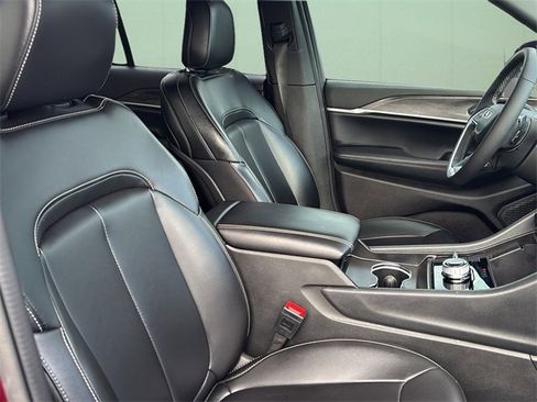 Certified 2024 Jeep Grand Cherokee Limited w/ Black Appearance Package image 40