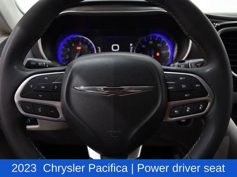Used 2023 Chrysler Pacifica Touring-L FWD image 11