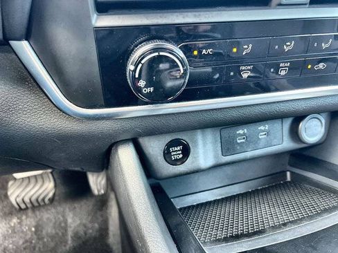 Used 2024 Nissan Rogue S FWD image 16