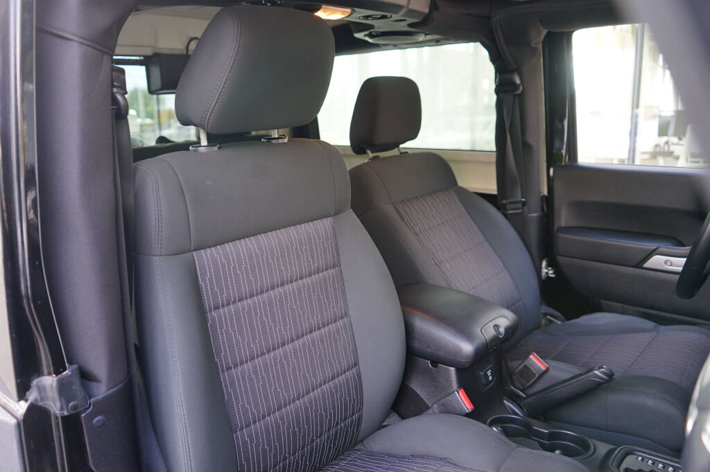 Used 2011 Jeep Wrangler Sahara w/ Connectivity Group AWD/4WD image 24