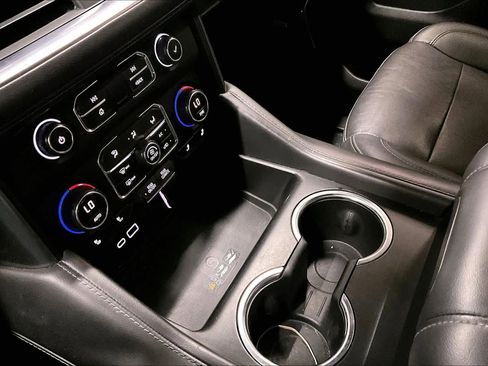 Used 2022 Chevrolet Suburban LT AWD/4WD image 16