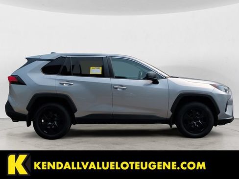 Used 2022 Toyota RAV4 LE AWD/4WD image 4