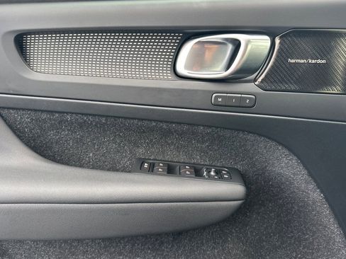 Used 2019 Volvo XC40 T4 R-Design image 14