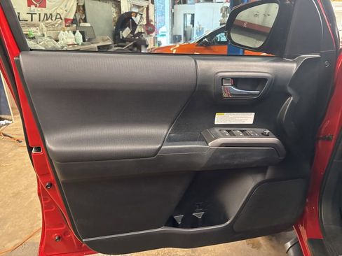 Used 2016 Toyota Tacoma TRD Off-Road image 10