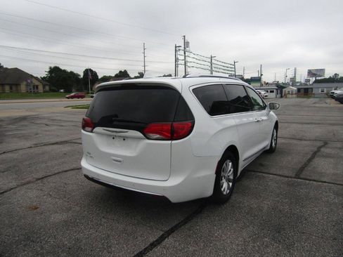 Used 2018 Chrysler Pacifica Touring-L w/ Advanced Safetytec Group FWD image 8