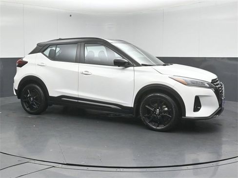 Used 2023 Nissan Kicks SR image 1