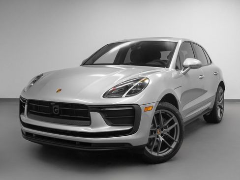 Used 2025 Porsche Macan image 1