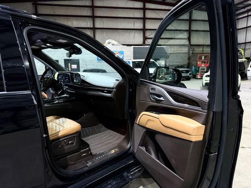 Used 2021 Cadillac Escalade ESV Premium Luxury w/ LPO, Illumination Package AWD/4WD image 25