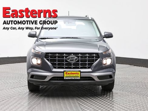 Used 2024 Hyundai Venue SEL FWD image 2