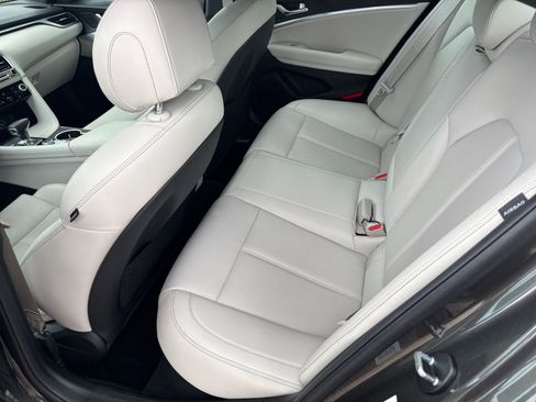 Used 2025 Genesis G70 2.5T image 25