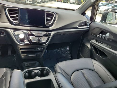 Used 2025 Chrysler Pacifica Select FWD image 13