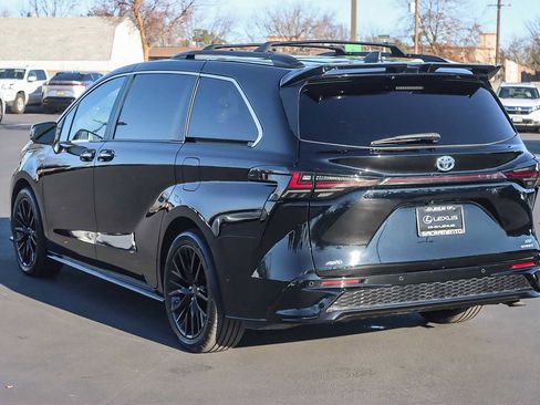 Used 2023 Toyota Sienna XSE image 2