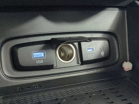 Used 2025 Hyundai Venue Limited FWD image 25