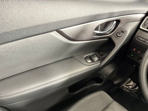 Used 2016 Nissan Rogue SV AWD/4WD image 30
