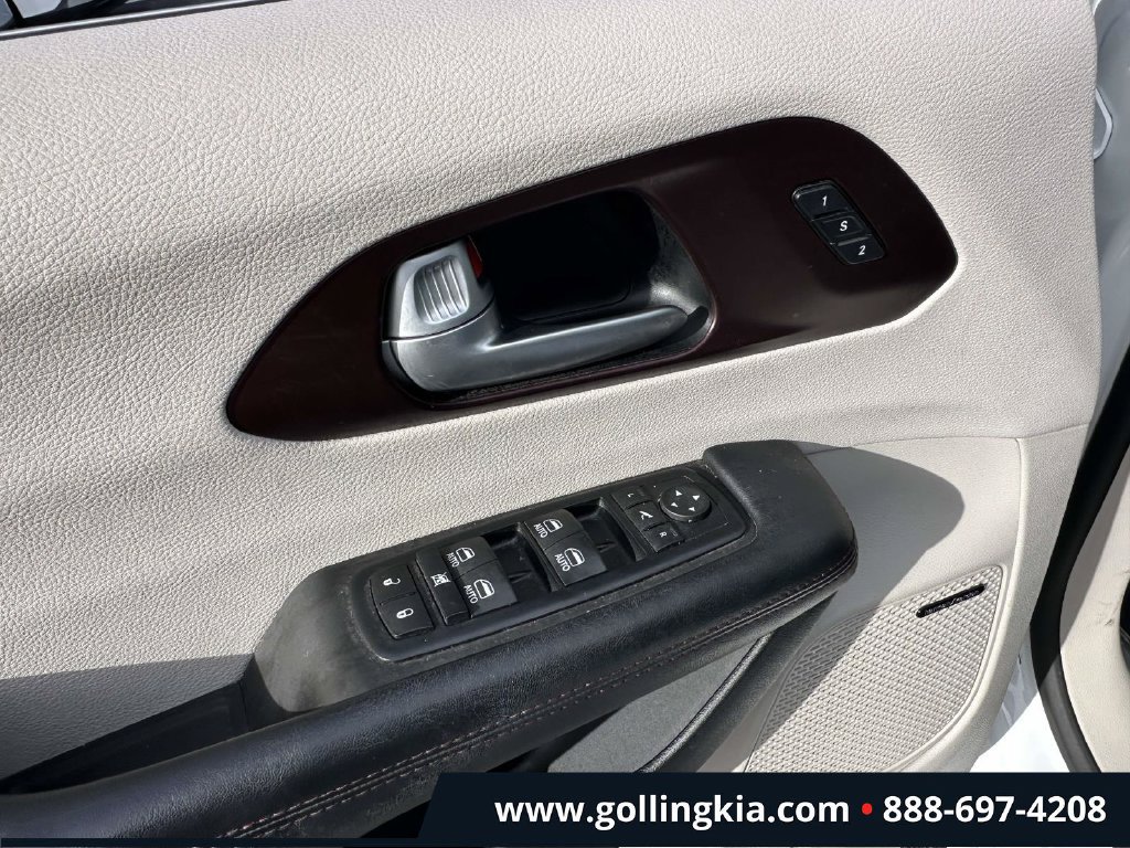 Used 2017 Chrysler Pacifica Limited FWD image 17