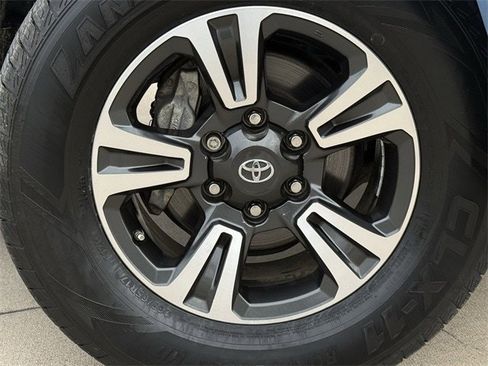 Used 2019 Toyota Tacoma TRD Sport w/ Technology Package image 10