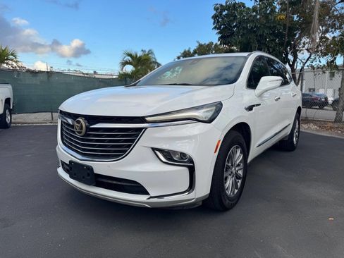 Used 2023 Buick Enclave Essence image 3