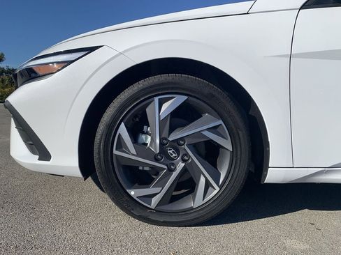 New 2025 Hyundai Elantra SEL image 18