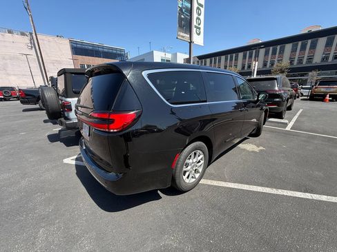 Used 2024 Chrysler Pacifica Touring-L FWD image 2