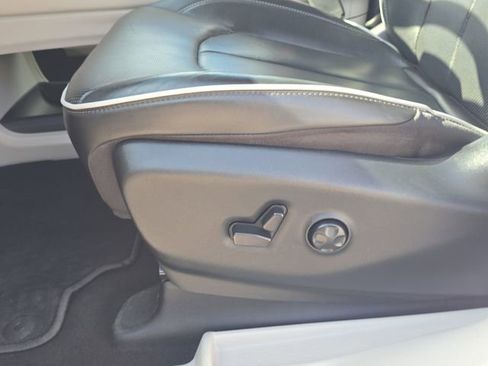 Used 2024 Chrysler Pacifica Limited image 24