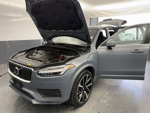 Used 2022 Volvo XC90 T6 Momentum w/ Climate Package image 16