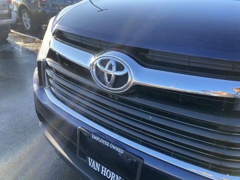 Used 2015 Toyota Highlander LE image 38