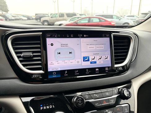 Used 2024 Chrysler Pacifica Touring-L FWD image 23