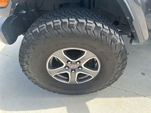 Used 2023 Jeep Gladiator Sport image 15