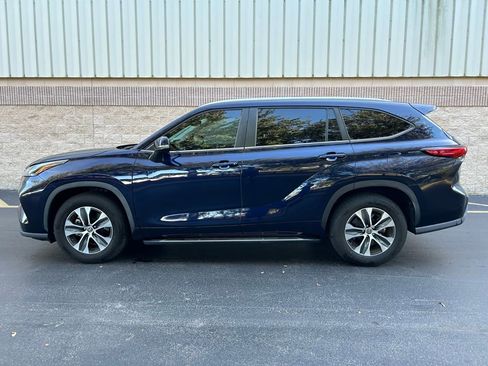 Certified 2023 Toyota Highlander XLE image 2