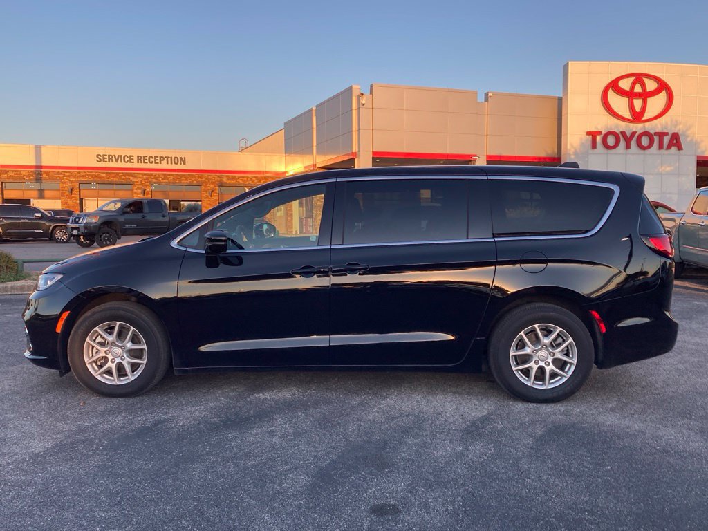Used 2026 Chrysler Pacifica Select FWD image 8
