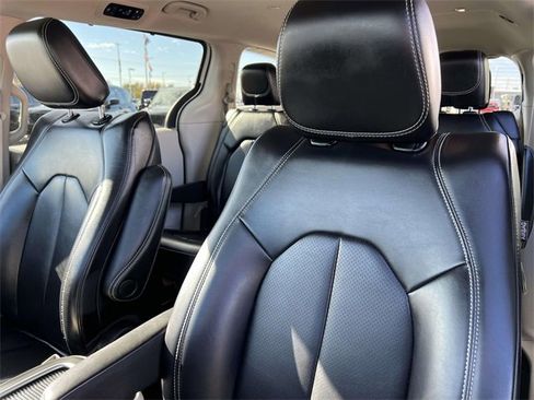 Used 2023 Chrysler Pacifica Touring-L image 23