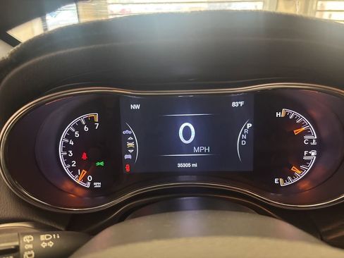 Used 2022 Jeep Grand Cherokee Limited image 3