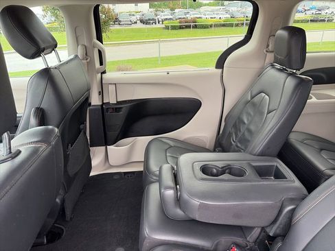 Used 2017 Chrysler Pacifica Touring-L w/ Tire & Wheel Group FWD image 49