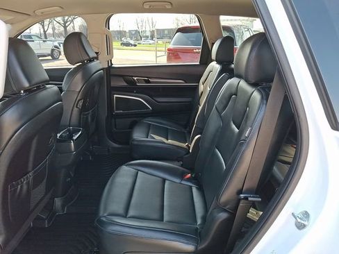 Used 2024 Kia Telluride S image 11